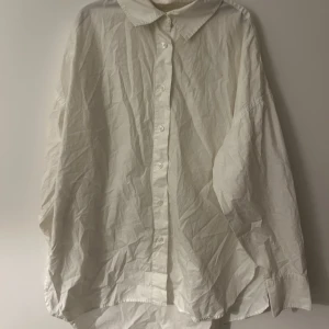 Vit skjorta  - Vit bomulls skjorta ifrån Cubus 