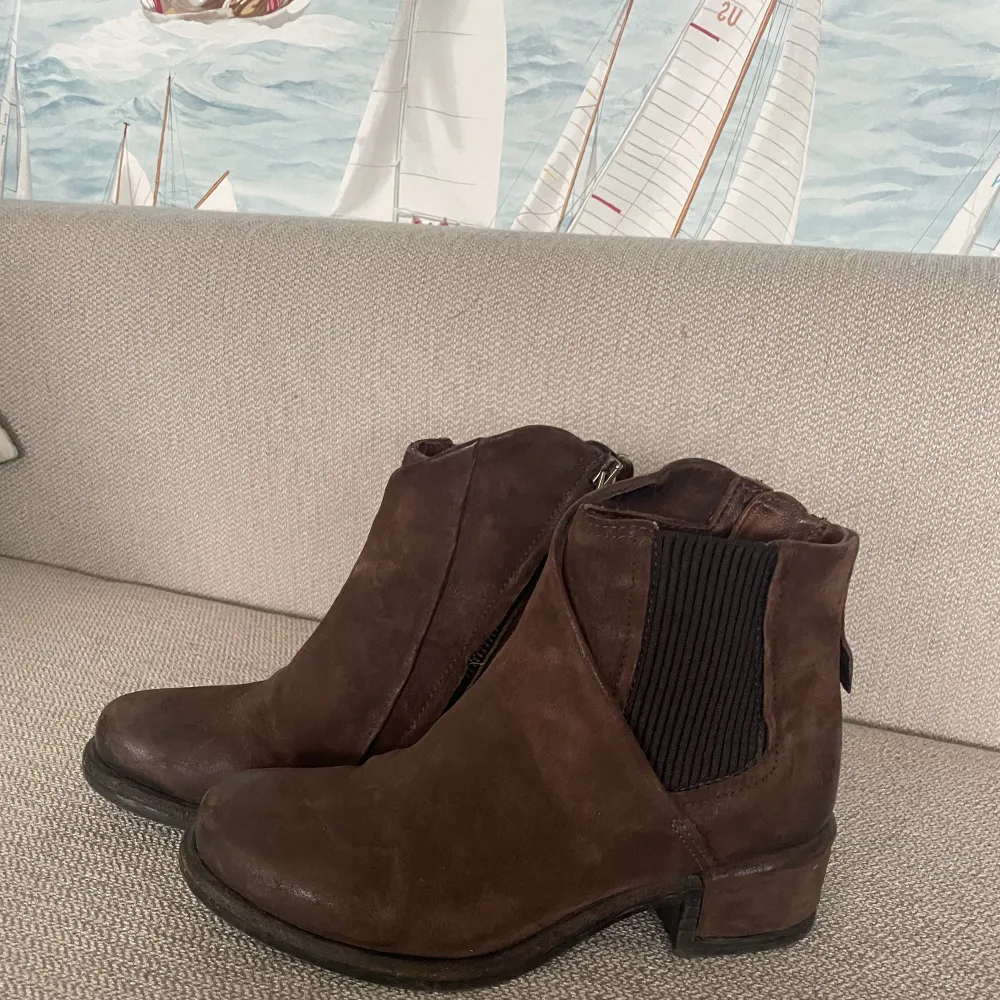 Säljer ett par bruna boots/kängor med liten klack. Skorna är i storlek 36 men passar för mig dom har 37, dom är i bra skick. Hör av er för fler bilder. Köpta för ca 1500. Skor.