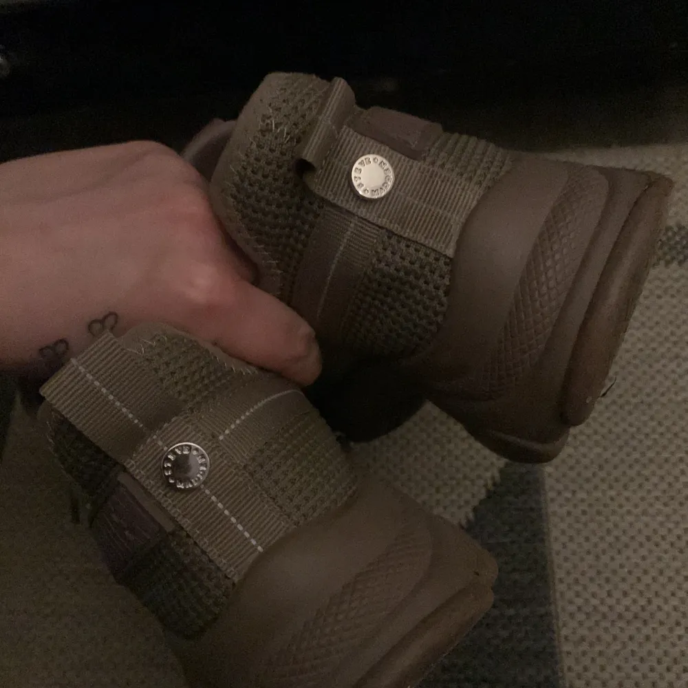 Steve Madde skor beige i storlek 38. Fint skick använt fårtal gånger. Beige-bruna och super bekväma. Kan sälja för mellan 800-500kr. Beroende på snabb afärr. Kengät.