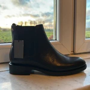 Skinn skor me en klack  - Skinn skor som ger en liten höjd, original pris 2000 oanvänd 