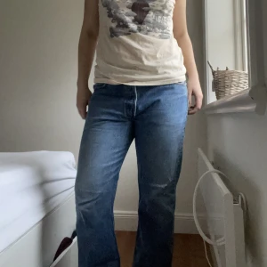 Levis jeans - Jättesnygga Levis som jag älskar! Säljer för att jag har för många byxor😿dem är 30/34 men passar typ alla beroende på hur man vill att dem ska sitta 