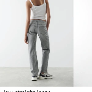 Lågmidjade jeans - Low straight jeans från zara! Knappt amvända och därför mycket fint skick💕💕köpt för 500kr