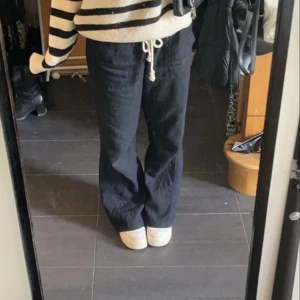 Roxy linnebyxor!!  - Säljer mina Roxy linnebyxor då dem inte kommer till användning längre! Jag köpte dem i strl M men dem sitter som S. Kom privat för fler bilder och för att diskutera pris! Tryck inte på köp nu! (Lånad bild). 