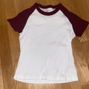 Stickad t shirt  - Säljer min jätte fina t shirt från brandy Melville knappt använd super bra skick och material ❤️🥰