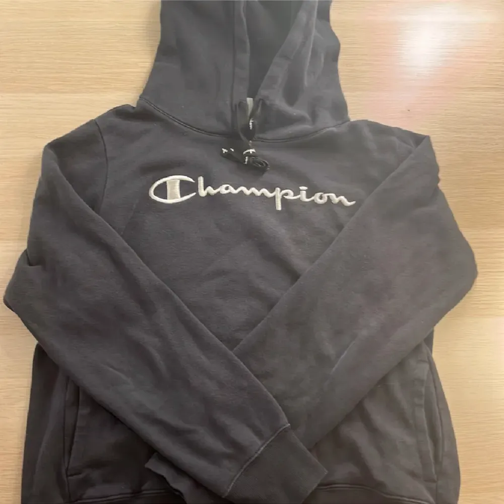 Skit snygg champion hoodie! Ny skicka använd typ 1 gång! Ganska liten i storleken skulle säga att den passar storlek S! . Hoodies.