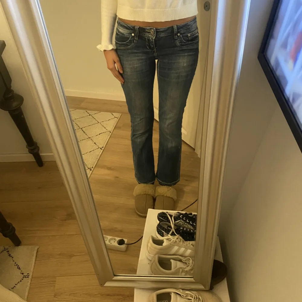 Jätte snygga ltb jeans, dem är i storlek 28/34 men är tyvärr uppsydda men funkar på mig som är 172cm. Och i midjan sitter dem jätte bra och har vanligtvis 25 på ltb jeans.de är bara att höra av sig vid frågor!🥰🥰🥰. Jeans & Byxor.