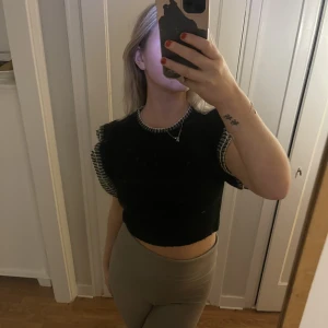 Svart stickad topp - Säljer denna super söta stickade toppen. I storlek S🥰