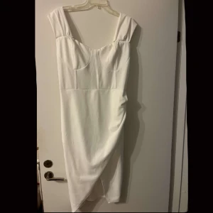 Helt ny studentklänning  - En helt ny studentklänning från Bohoo. Är i storlek 46 men fungerar som 44. Är helt oanvänd då jag hade flera att välja mellan. Nypris:400kr. Köparen står för frakten ❤️