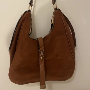 Brun väska - Söt väska, använder inte längre.