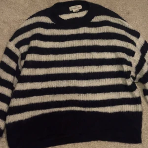 Stickad tröja  - Pris kan diskuteras 