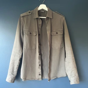 Overshirt  - En snygg overshirt från Asos i storleken S. Färg-mörkgrön. Perfekt nu till hösten och vintern. Hör gärna av dig ifall du undrar eller vill köpa. // Joel