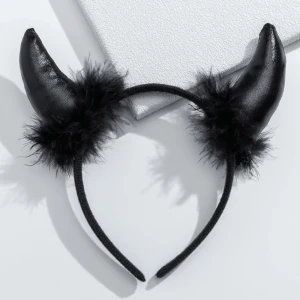 Svarta djävulshorn till Halloween  - Svarta djävulshorn diadem perfekt nu till Halloween. Aldrig använda då jag köpte två olika färger🎃 