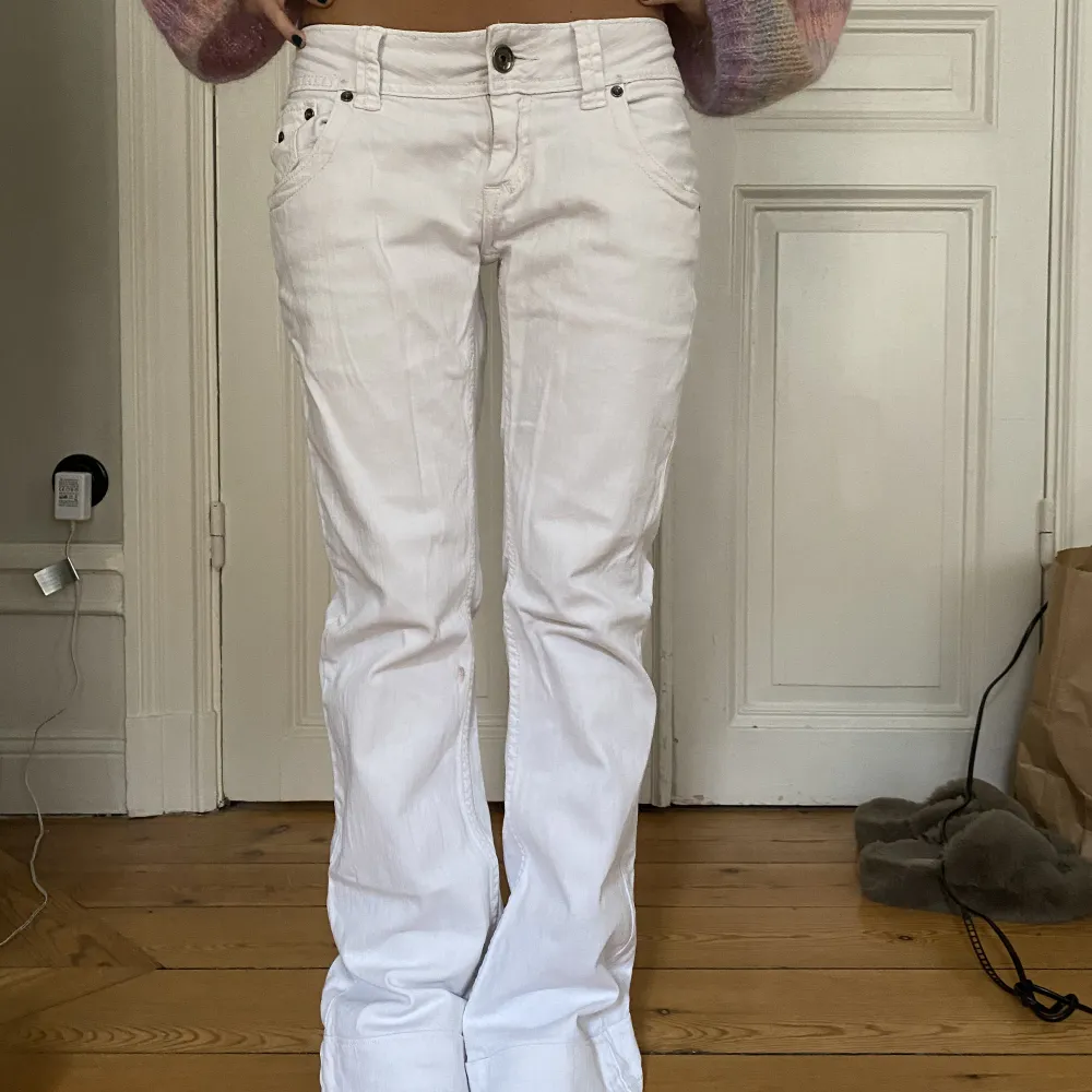 Vita lågmidjade bootcutjeans med detaljer på fickorna. Det står storlek 30 i byxan men antar att det är ungefär s/m😊. Jeans & Byxor.
