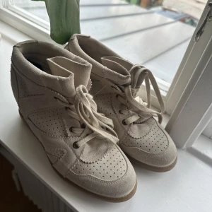 Isabell marant skor  - Säljer mina isabell marant skor så dom inte kommer till användning, sparsamt använda 💓