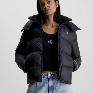 calvin klein jacka söker  - söker denna calvin klein jacka i storlek s. skriv gärna om du har. pris kan diskuteras 