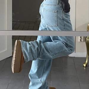 Jeans från stradvarius strl 34 i perfekt skick🥰 Obs lånad bild 
