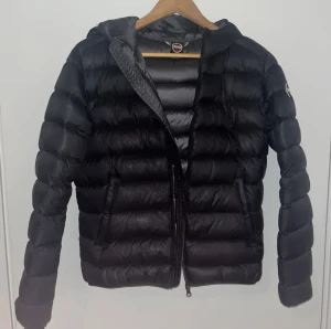 Colmar jacka  - Jackan är i jätte fint skick dock går den inte att stänga men går att lösa genom att byta dragkedjan💞💞