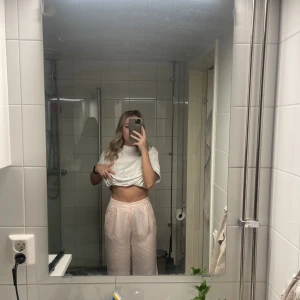 Rosa kostymbyxor  - Byxor ifrån Gina tricot  I storlek 36 Använt några gånger  
