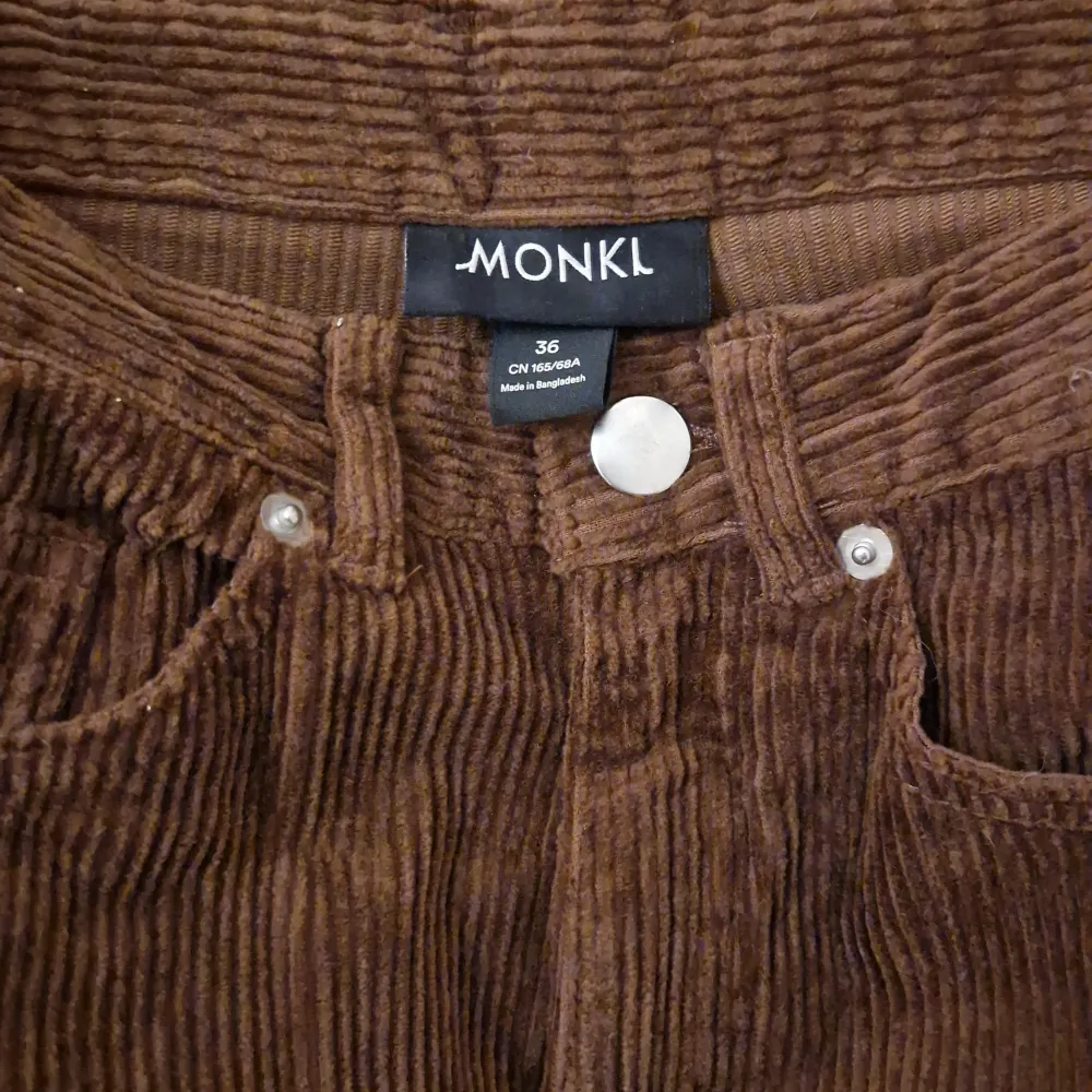 Bruna manchesterbyxor   Brand: Monki  Size: 36. Jeans & Byxor.