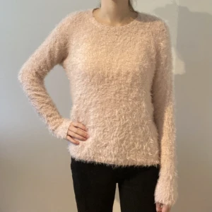 Fluffig tröja från c’est la vie - Fluffig rosa tröja från C’est la vie i storlek 170/M. Använd fåtal gånger därav nyskick. Säljer pga att den inte kommer till användning. 