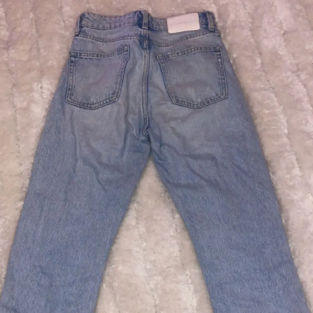 Säljer dessa jätte fina jeans från zara som jag växt ur. Bilderna blev inte så bra så skriv gärna för bättre. Kvaliten är väldigt bra och jag är öppen för prisförslag. Jeans & Byxor.