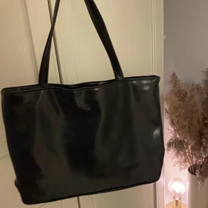 Svart väska  - Fin stilren väska i gott skick 
