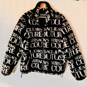 Versace jacka - Versace jacka helt ny och helt oanvänd. Fick den i present men det var fel storlek Nypris: ca 6500kr