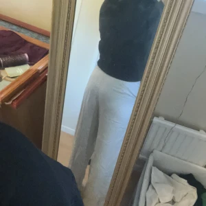 linnebyxor - säljer nu dessa fina midrise linnebyxor (dom går att vika ner)! byxorna är i nyskick men behövs sträckas (kan ordnas innan dom skickas)! 💕
