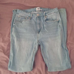 Jeans  - Jeans från Lager 157  Dom heter Snake flare på hemsidan  Jag säljer pga att dom är förstora  Som man ser på bilden är dom slitna och lite på knän  Högmidlade Skicka gärna pris förslag