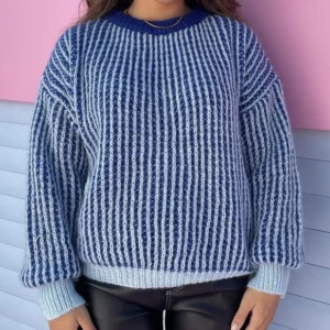 Tröja - Jättefin designbysi tröja. Använt 2 gånger, nyskick. Nypris 529kr💗