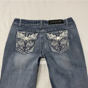 Lågmidjade jeans - Jättesnygga y2k jeans med snygga bakfickor🤟köpte dom här på Plick men tyckte inte d passade mig. Passar nån runt 170cm.💕(bilder från hon jag köpte av)