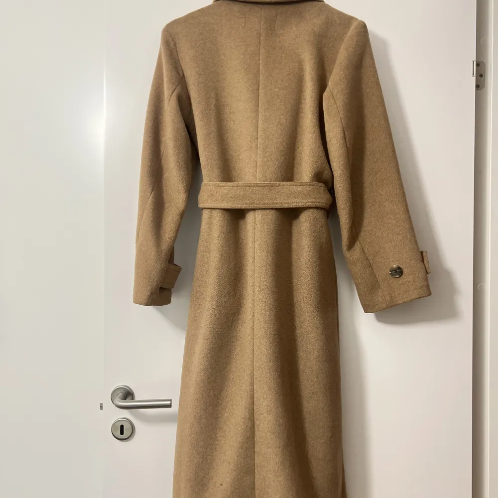 Selling this beautiful khaki colored coat from Stradivarius as I don’t wear it so often, bought for 1086kr and selling for 400kr.. Jackor.