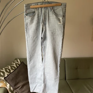 Jeans - Knappt använda, rak modell, halvbaggy beroende på vem du frågar i guess..🫰 snygga iaf!   Pris kan diskuteras