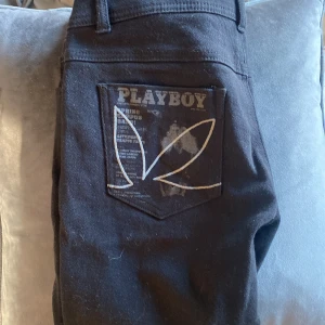 Play boy jeans - Coola jeans i storlek M. Men passar mig som har s. Taggen är kvar så personen jag köpte har nog inte använt dom. Dom är skinny men skulle nog vara jättefina att sy om till bootcut.