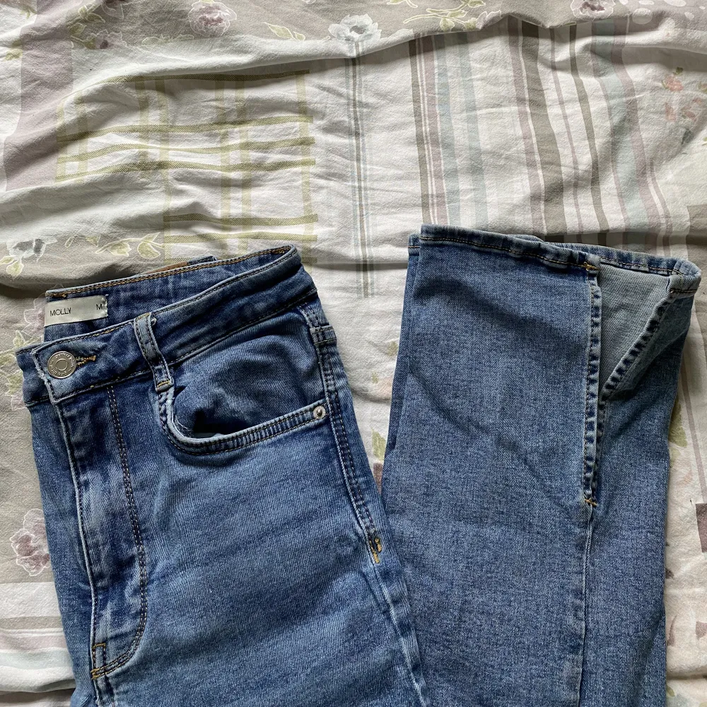 Säljer dessa bootcut jeans från Gina tricot då de tyvärr inte används längre 💞 Storleken är M men passar även de som har S. . Jeans & Byxor.