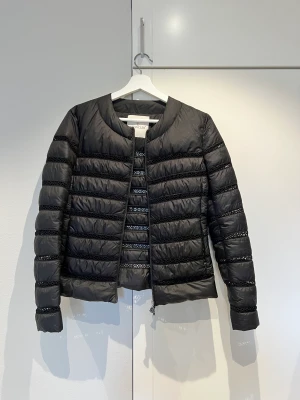 ÄKTA Moncler lightweight / tunn dunjacka - Äkta Moncler jacka med fantastiska detaljer som gör den unik. Sparsamt använd och är i mycket gott skick.   Nypris ca 10.000kr.   Kan postas eller mötas upp i Stockholms innerstad.