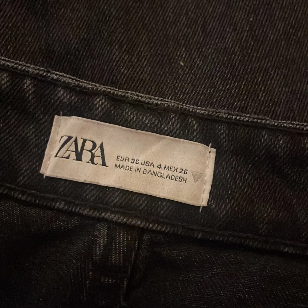 Mid rise jeans från zara. Sparsamt använda🥰 Skriv gärna för frågor eller fler bilder💓. Jeans & Byxor.