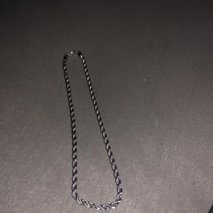 Cordell halsband - Silver pläterat cordell halsband köpt för 500kr från indossa men den va står för mig den är 55cm lång 