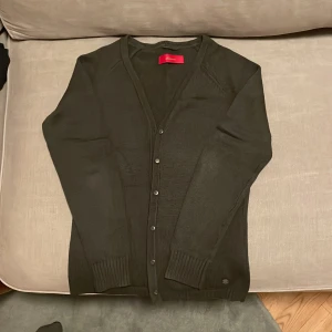 Mossgrön kofta ull/bomull - Fin höst/vinter-kofta i mörkgrönt, mossgrönt. Fint använt skick. Snygg passform.  Passar S-M