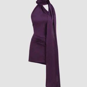 asymetrisk lila klänning - Superfin klänning från cider i st 34, säljes pga att den köptes med en till klänning för ett event, och kom aldrig till användning. Aldrig testad eller använd:) Nypris är 250kr, Köparen står för frakt:) Tryck inte på köp nu, då den kan vara tingad:)