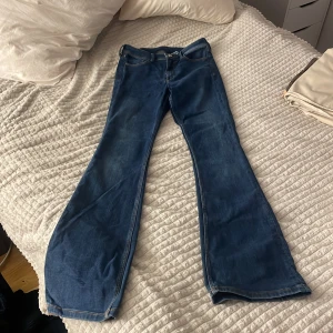 Bootcut jeans  - Säljer för de passar inte, väldigt stretchiga, storlek 34 