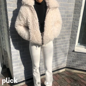 Fluffig jacka - Lånade bilder Fluffig jacka från bikbok i storlek S🥰 köpte den av en tjej på plick men tyckte inte om passformen❤️