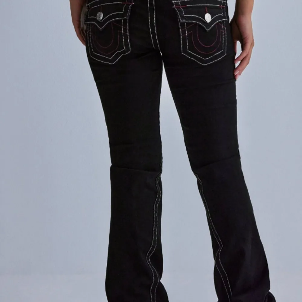 Super fina true religion jeans, endast använda och har lapparna kvar!! Nypris var 1500kr :) Lite långa på mig som är 165cm, skulle säga att de passar XS-M. Jeans & Byxor.