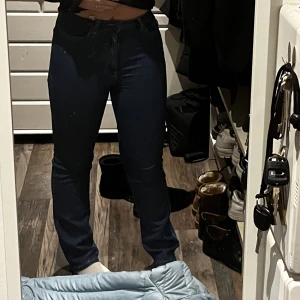 Högmidjade blåa jeans strl W27 L32 - Högmidjade utsvängda blåa jeans från SH Ease, by Stock & Hank Jag är 162 och passar bra i längd på mig. Köparen står för frakten