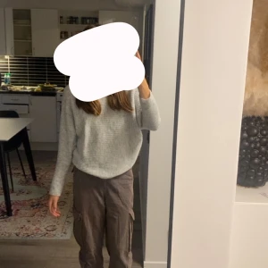Stickat tröja - Säljer denna stickade tröjan som använts bara en gång. Helt ny köptes förra veckan men märkte sen att jag inte kommer använda den❤️ skriv privat för mer bilder och pris kan diskuteras såklart🤍