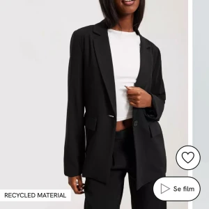 kavaj - säljer denna kavaj från nelly, nypris 549kr säljer för 250💕storlek 36, helt oanvänd! säljer då jag hittade en kavaj som passade mig bättre🌸skickar egna bilder om så önskas💕