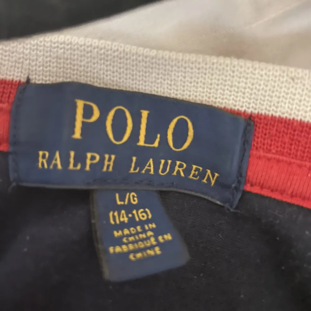 Jättesnygg tröja från Ralph Lauren som inte längre kommer till användning. Storlek 14-16 men sitter som en xs.. Hoodies.