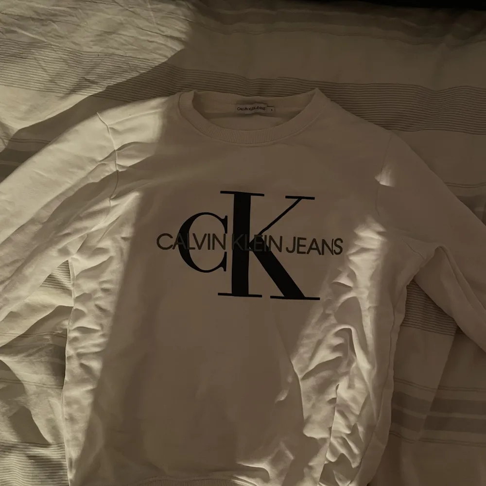 Fin Calvin Klein tröja köpt från Zalando. Används inte så mycket, därför jag säljer. Skicket är 9/10 och den passar till det mesta. Storlek m men passar small. . Tröjor & Koftor.