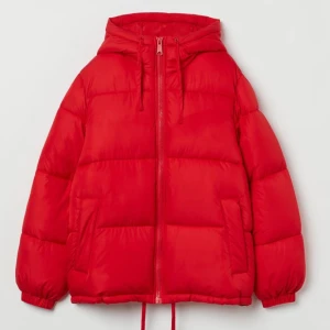 Röd pufferjacka❤️ - Säljer denna otroliga pufferjacka från hm❤️‍🔥slutsåld online och använd fåtal gånger och är därmed i nyskick!