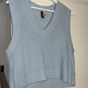 Stickad blå väst - Säljer min så fina väst från h&m som är as snyggt över en annan tröja eller som den är!🩵liten i storleken 